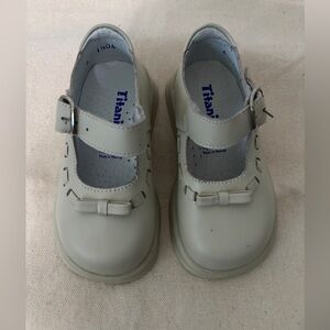 Titanium by Kinder Kids Cream Mary Jane Shoes with Buckle and Bow Accent